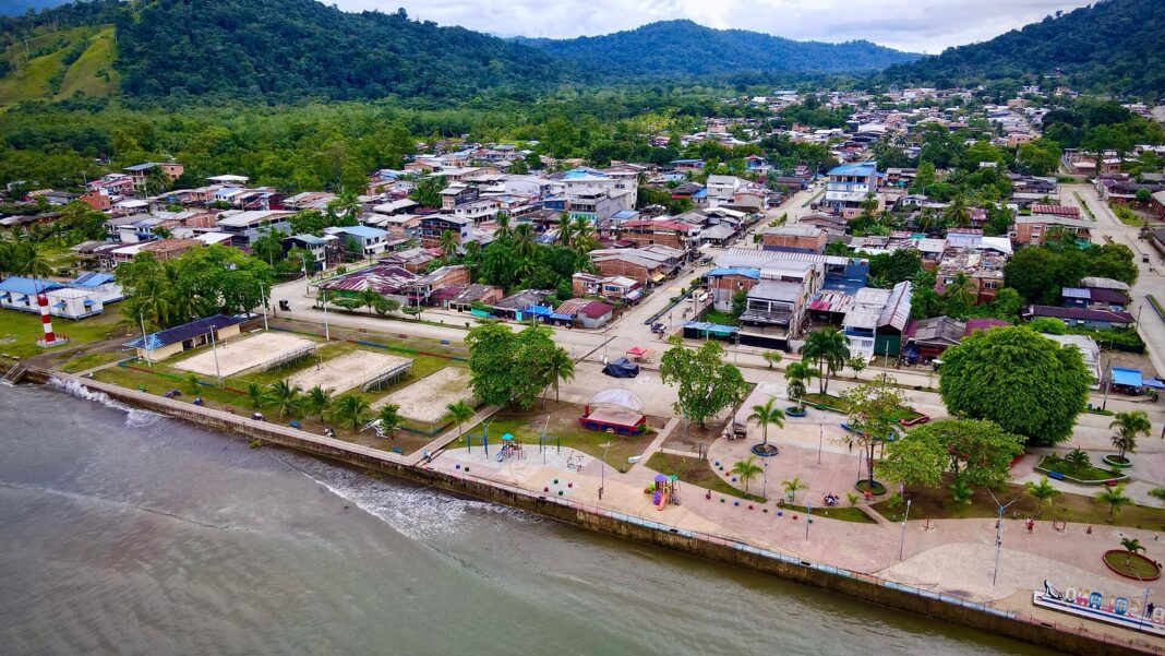 Vista aérea del casco urbano y el malecón de Bahía Solano, Chocó
