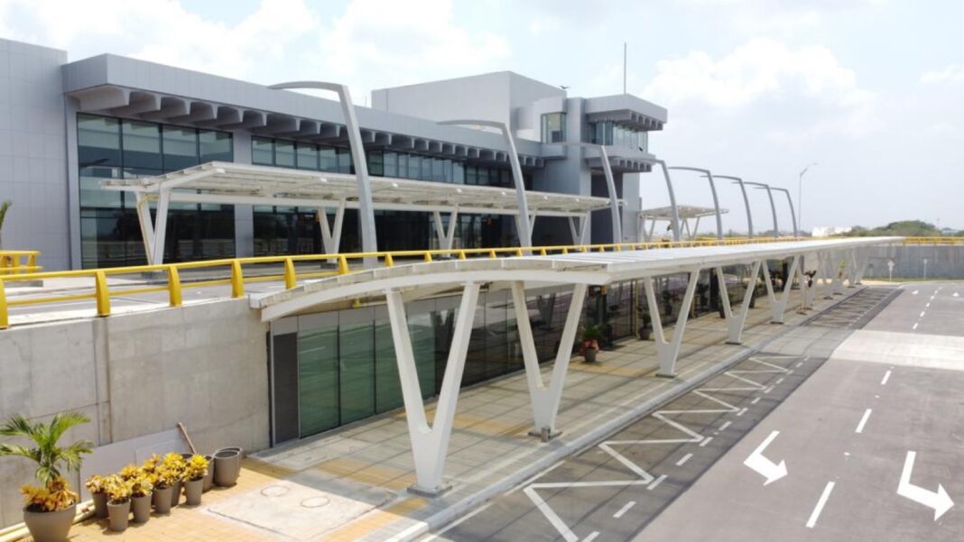 Fachada y vía de acceso vehicular de la terminal del aeropuerto Ernesto Cortissoz