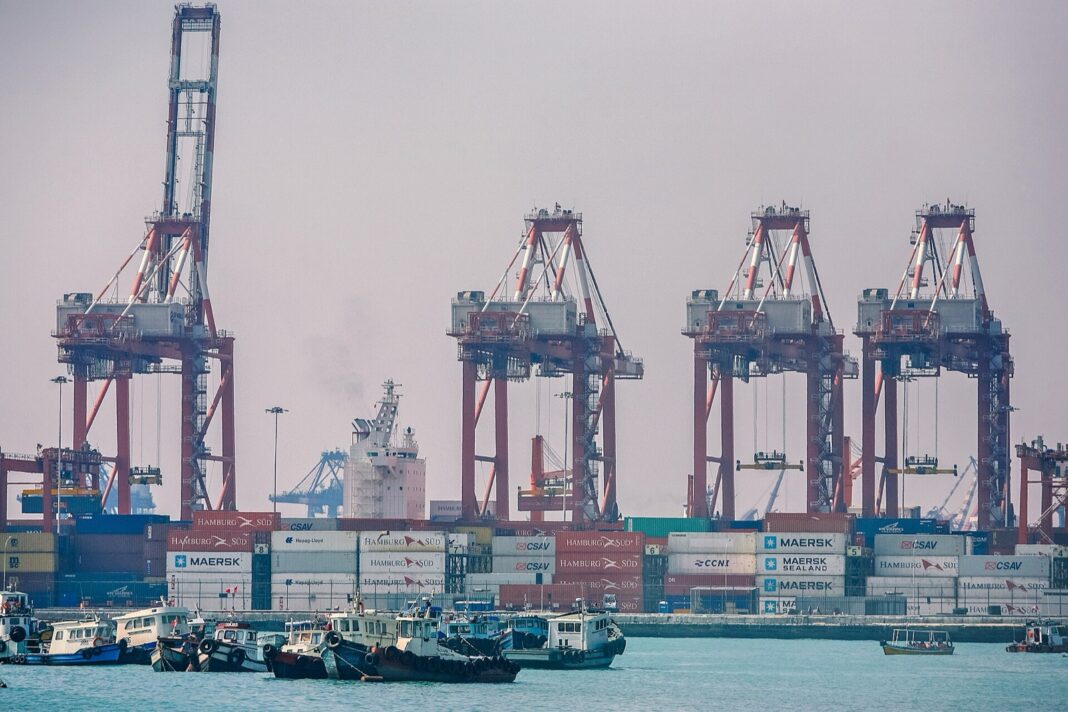 Grúas pórtico y contenedores en el puerto del Callao, con remolcadores en primer plano
