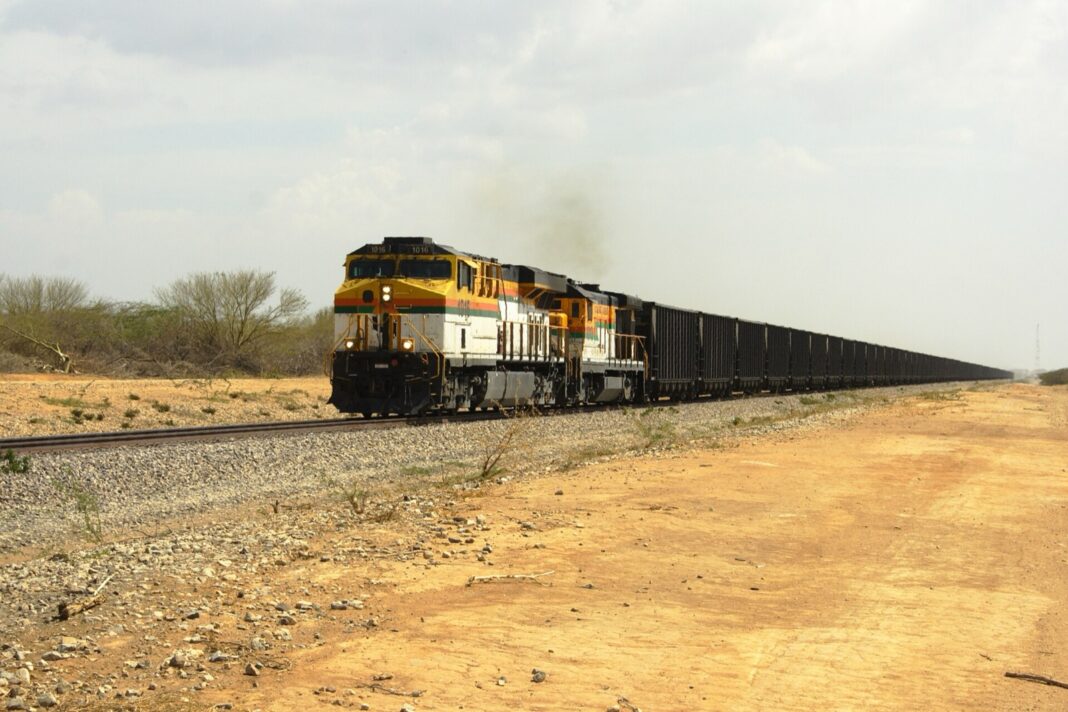 Tren carbonero de Cerrejón con locomotoras amarillas cruzando el paisaje seco de La Guajira