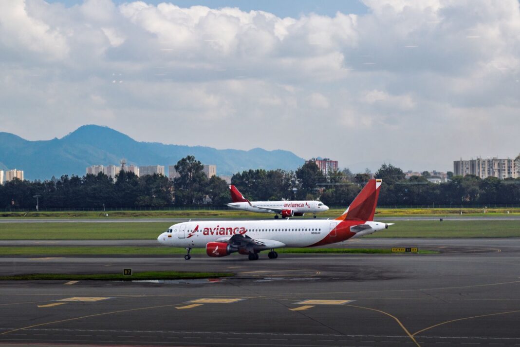 Dos aviones en la plataforma del aeropuerto El Dorado de Bogotá, con los cerros al fondo