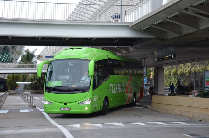FlixBus entra al Perú sin buses propios: Lima-Chimbote-Trujillo desde S/5, y los gremios preguntan quién responde Bus verde de FlixBus saliendo de la zona de buses de un aeropuerto