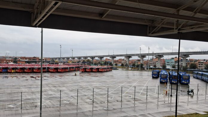 La Contraloría toma el control fiscal del Metro de Bogotá: la obra va 4,46 puntos atrás, pero la malla vial acumula 52% de retraso Viaducto de la Primera Línea del Metro de Bogotá junto al patio de buses del Portal Américas en un día nublado