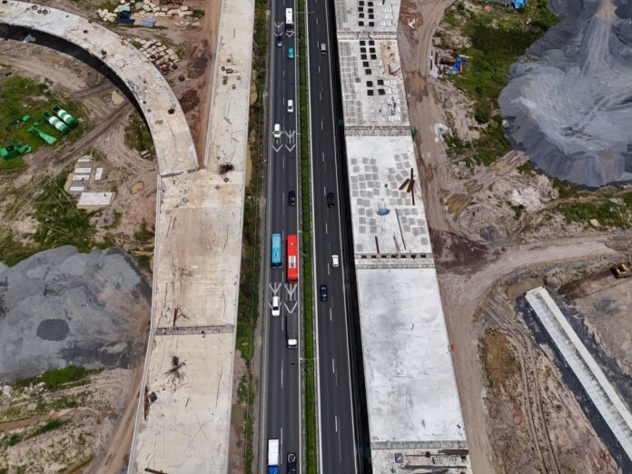 La ALO Sur tendrá el primer peaje dentro de Bogotá: quedará en Bosa, justo después del puente sobre el río Bogotá Vista aérea de una autopista con obras viales a ambos lados