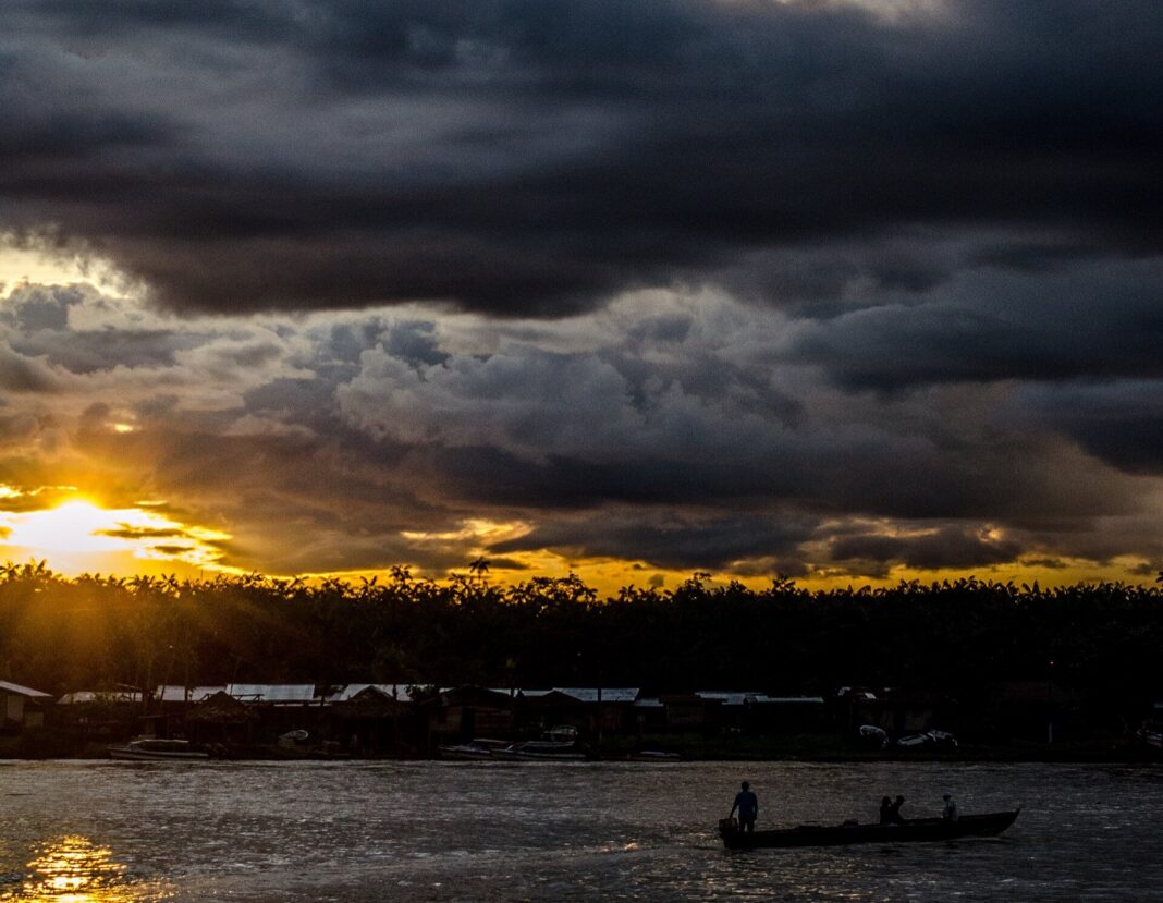 Lancha en el río Atrato frente a Quibdó al atardecer