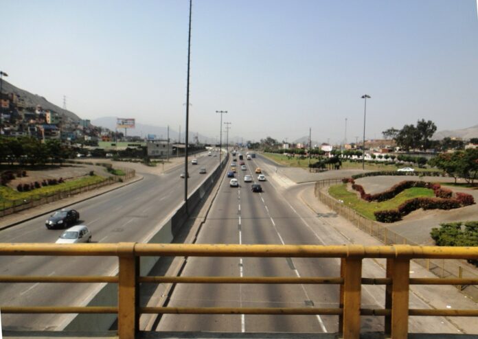 Rutas de Lima gana el tercer arbitraje y reclama US$339,5 millones por el tramo Ramiro Prialé; la Municipalidad pide a un juez de Washington anular parte del laudo Vía de Evitamiento de Lima vista desde un puente peatonal