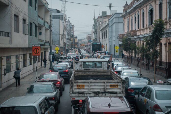 Tacna apagará 1.500 micros el 28 y 29 de septiembre: el diésel pasó de S/14,20 a más de S/26 desde febrero Tránsito con taxis, camionetas y un bus interprovincial en una calle de Lima