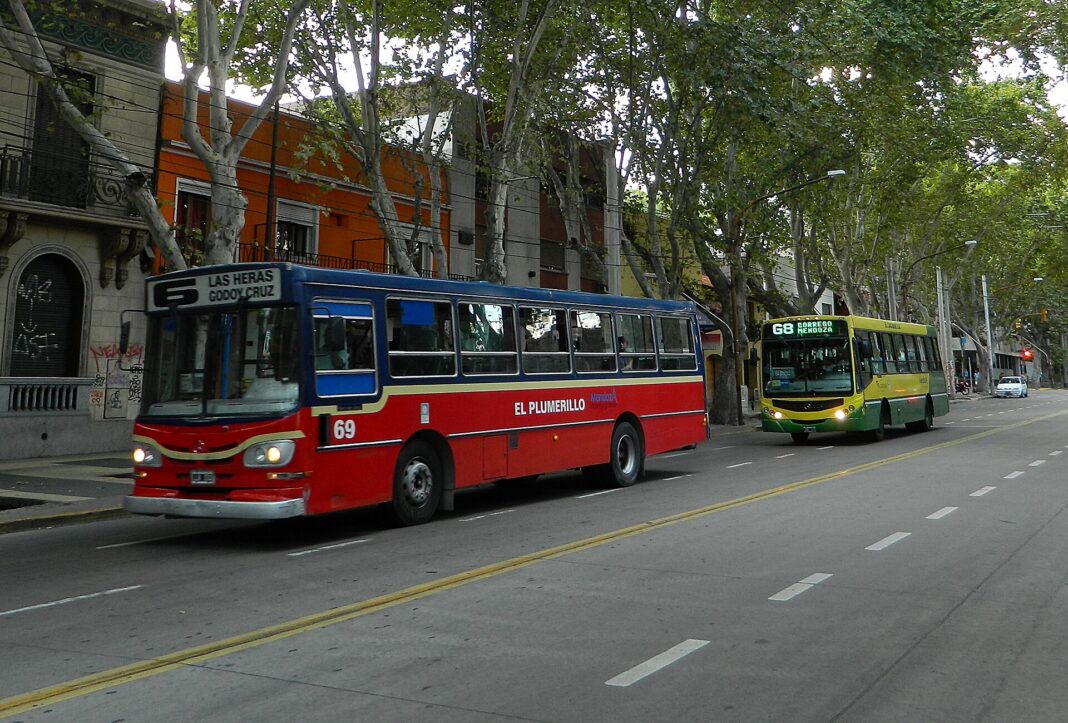 Mendoza eliminó el descuento por viajar fuera de hora pico: la razón es que nadie cambió de horario Colectivos del transporte público en el Gran Mendoza. Foto ilustrativa.