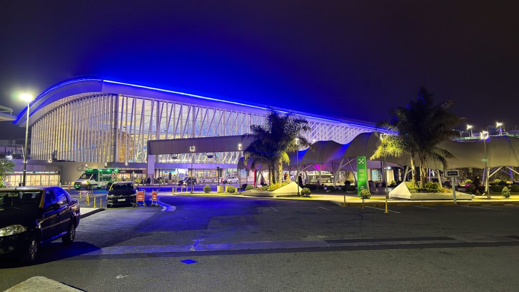 Argentina vuela distinto: récord internacional en agosto y seis meses de caída en cabotaje Terminal del Aeropuerto Internacional de Ezeiza iluminada de noche