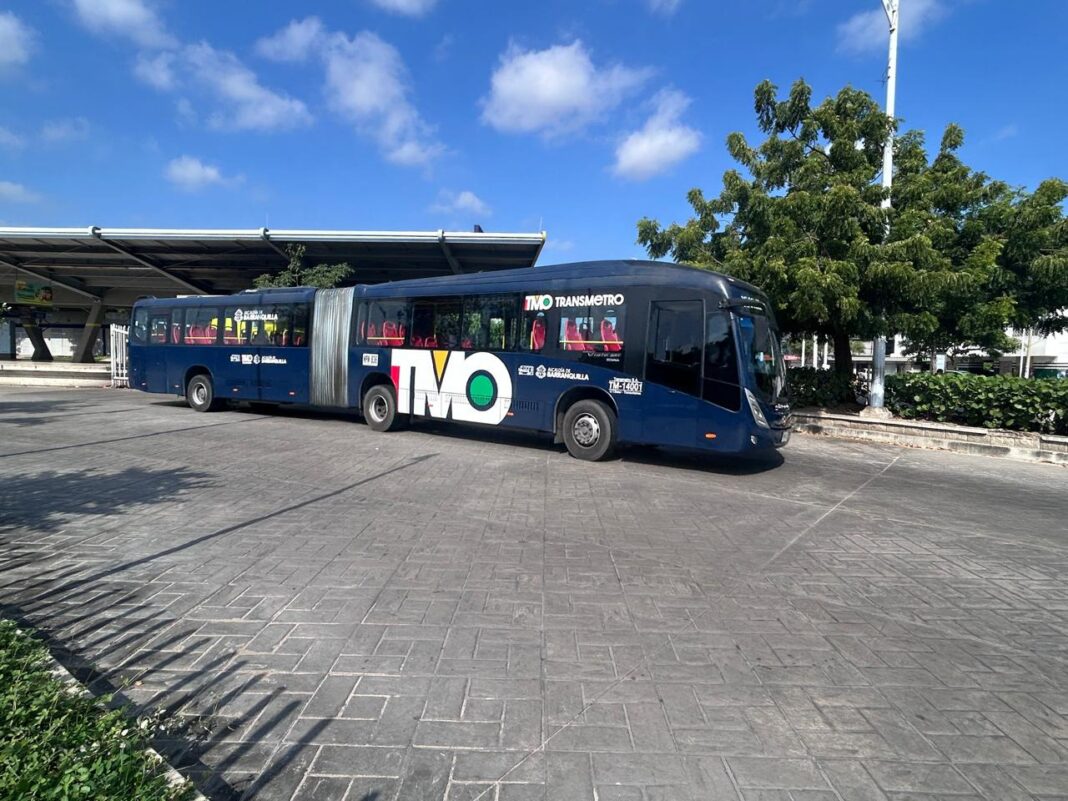 Bus articulado rojo de Transmetro en una estación de Barranquilla