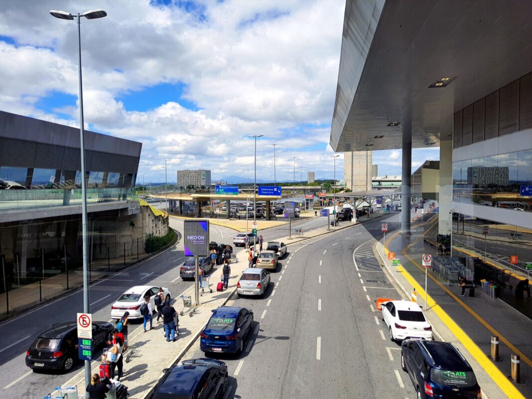 Acceso vehicular a la zona de salidas del aeropuerto internacional de Confins, en Belo Horizonte
