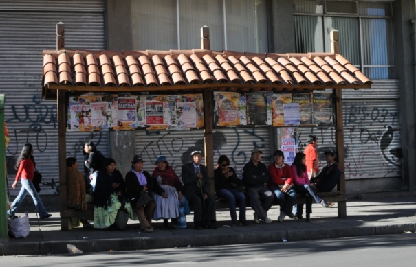 Bolivia le puso fecha al fin del subsidio a los combustibles, y el transporte pide saber quién paga la transición Parada de transporte público — imagen ilustrativa