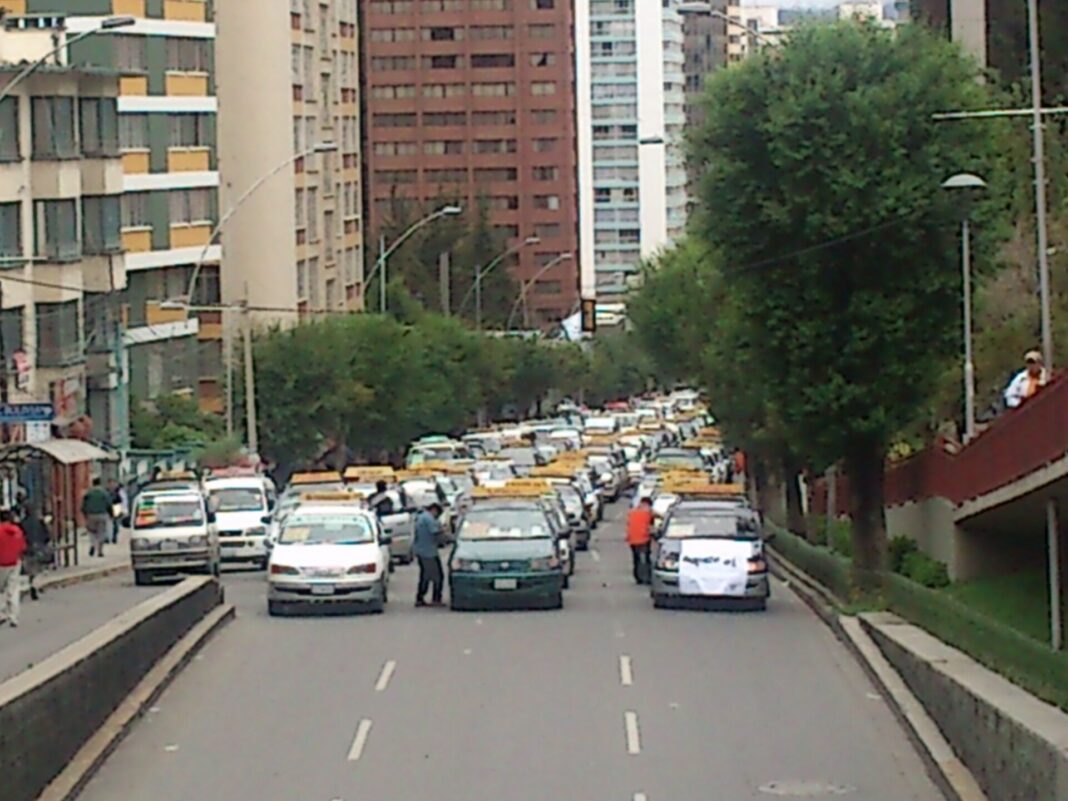 Bolivia: choferes en cuarto intermedio y 15.000 kits a GNV Fila de trufis y minibuses detenidos en una avenida de La Paz, Bolivia