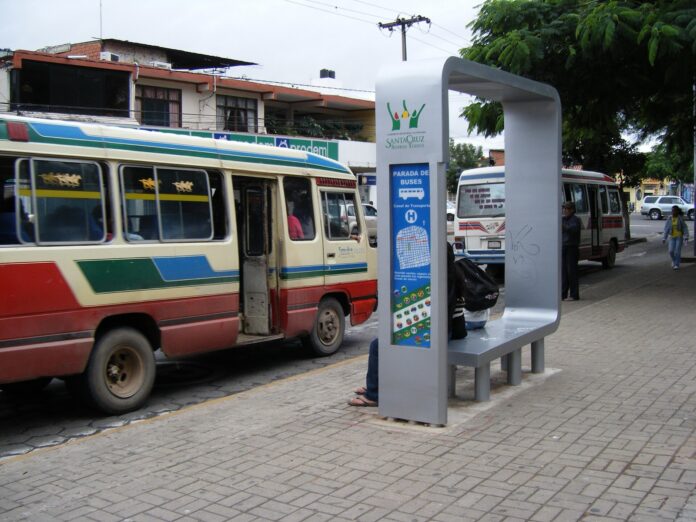 Bolivia aprueba el decreto 5726 para renovar micros y pasarlos a gas, pero los choferes mantienen el paro del lunes Micros de transporte público junto a una parada de buses en Santa Cruz de la Sierra