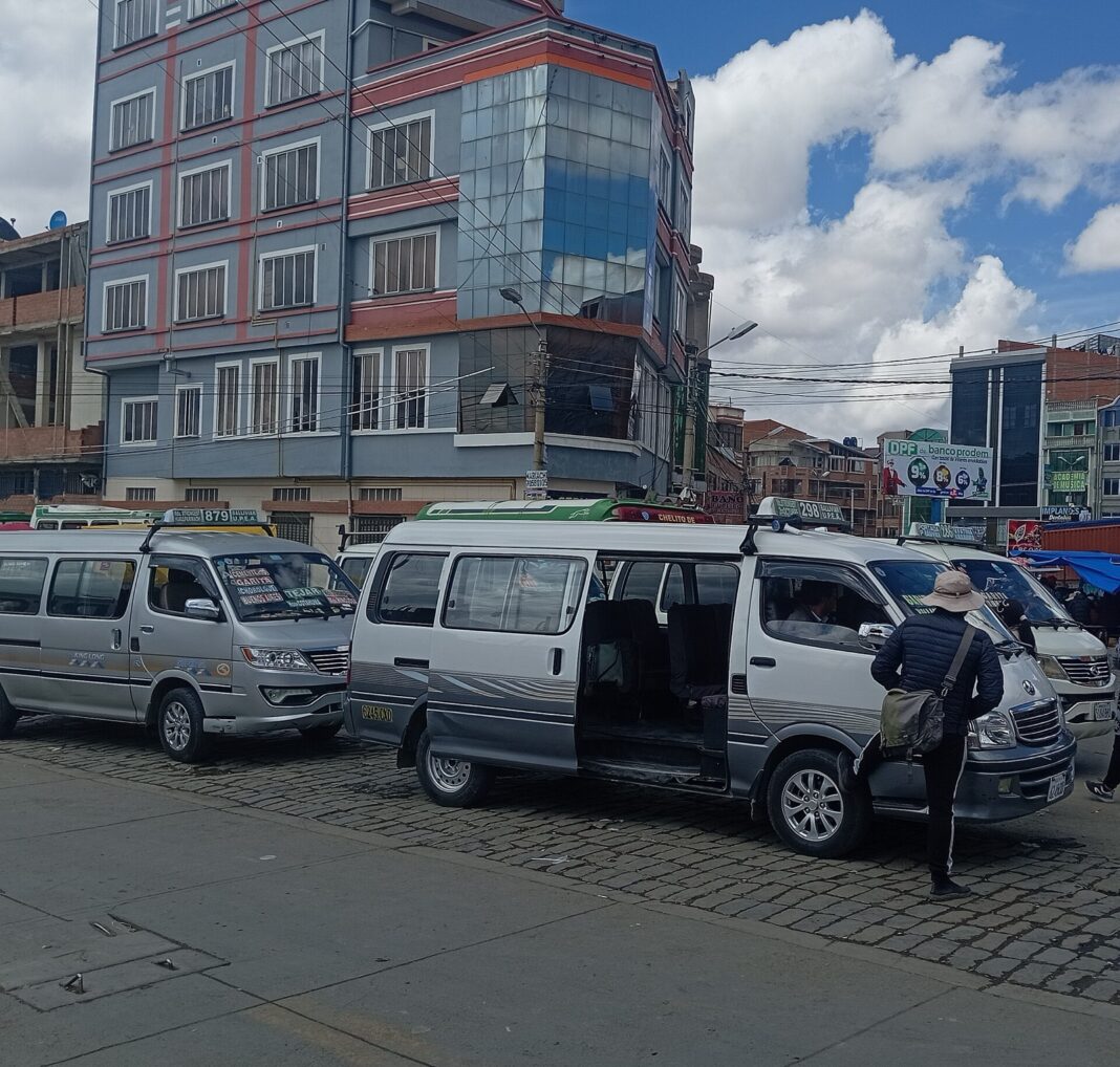 Minibuses de transporte público en una parada de la zona Ballivián, en El Alto