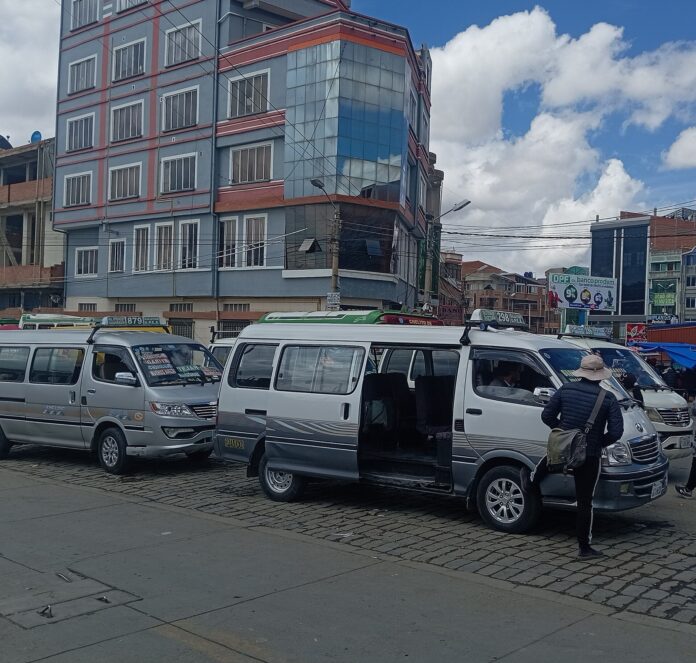 El paro de choferes del lunes en Bolivia se queda sin La Paz ni El Alto, y el transporte pesado acusa a la Confederación de servir al MAS Minibuses de transporte público en una parada de la zona Ballivián, en El Alto