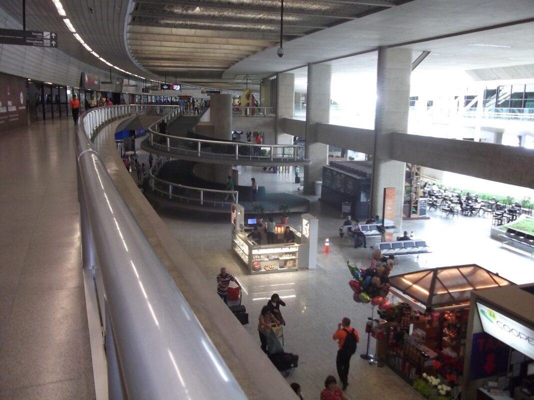 Pasajeros con equipaje en el vestíbulo de la terminal del aeropuerto de Confins, en Belo Horizonte