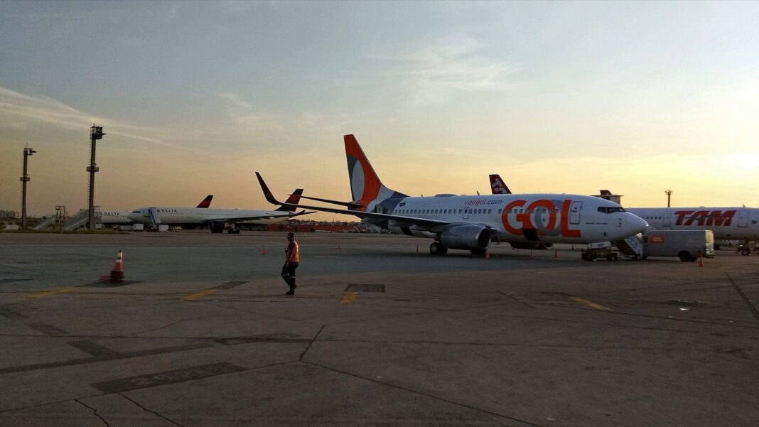 Un Boeing 737 de Gol estacionado en la plataforma de un aeropuerto al atardecer