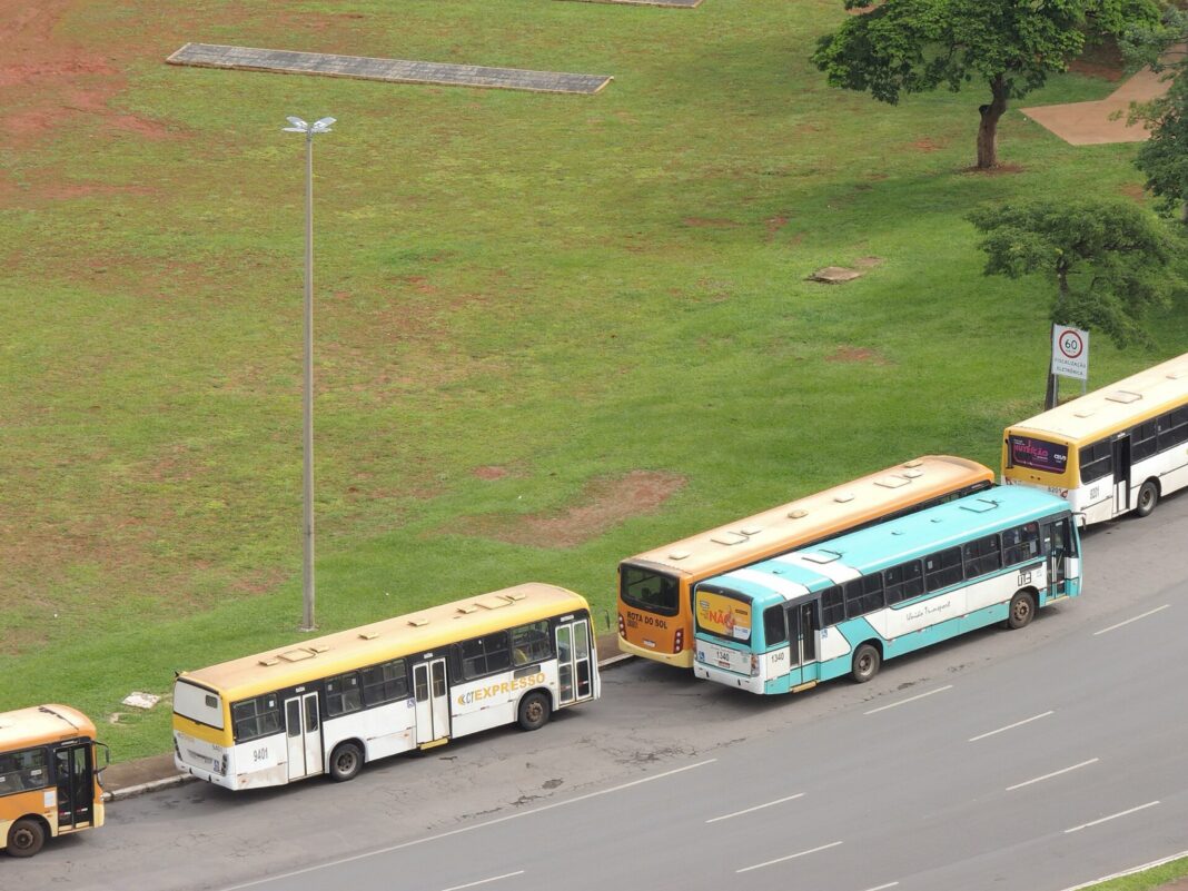 Autobuses urbanos estacionados junto a una avenida en Brasília