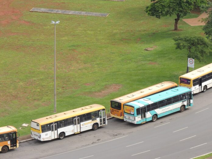 Brasilia se salvó de la huelga de autobuses: los conductores aceptaron 8% la noche antes, cuando las empresas ofrecían 6% Autobuses urbanos estacionados junto a una avenida en Brasília