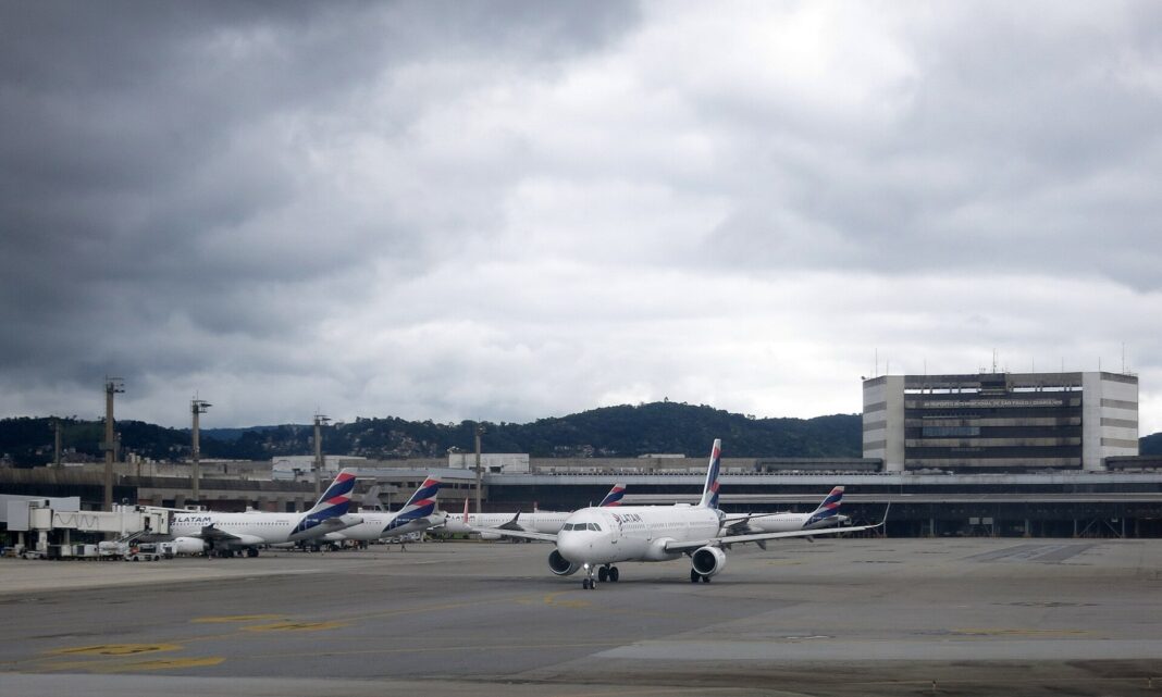 Aviones de Latam en la plataforma de la Terminal 2 del aeropuerto de Guarulhos
