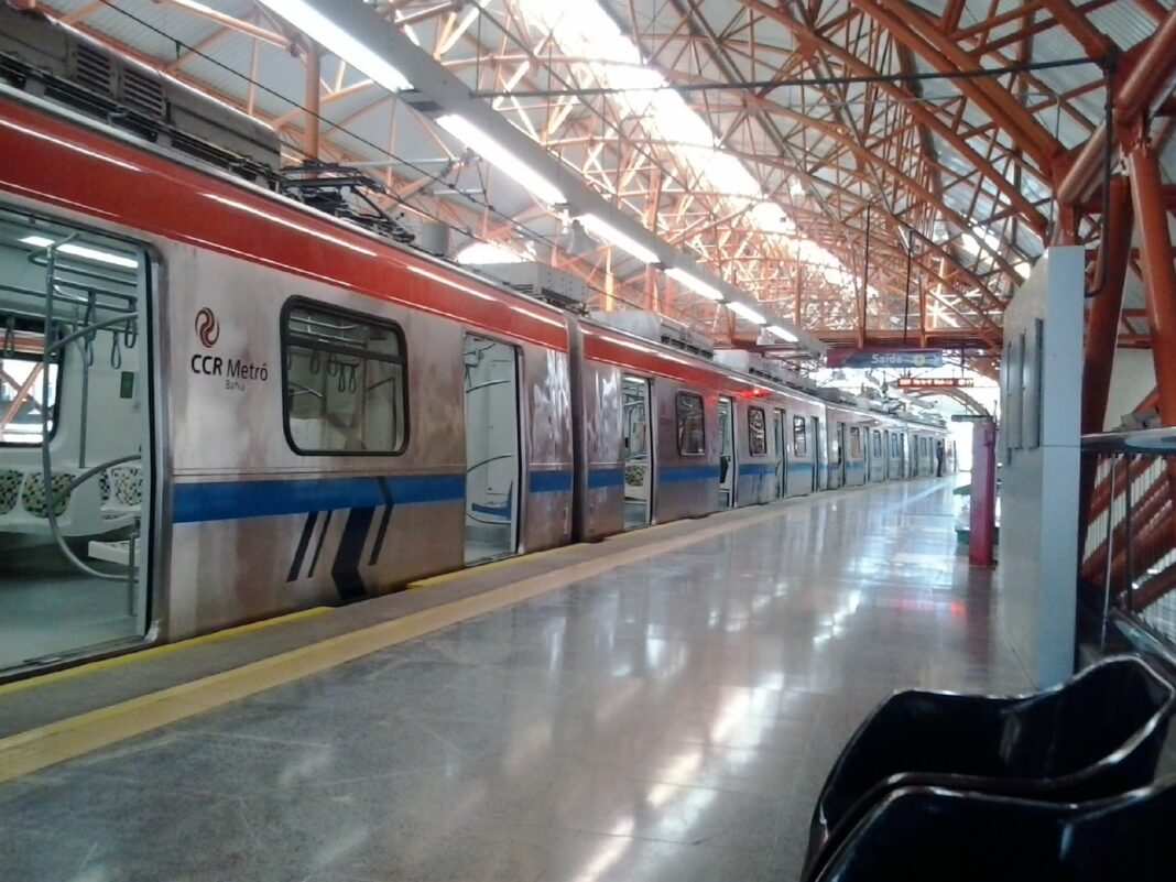 Tren del metro de Salvador detenido con las puertas abiertas en el andén de la estación Brotas
