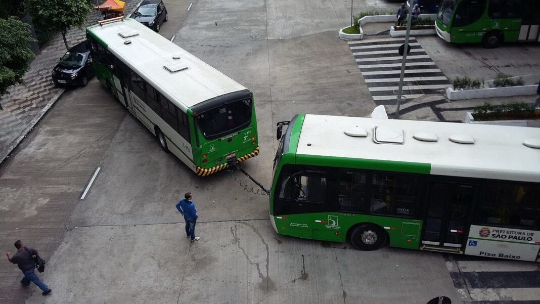 Autobuses verdes y blancos del sistema municipal de São Paulo en una terminal del centro
