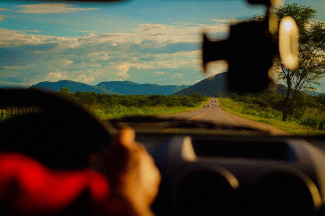 Vista desde el interior de un vehículo de una carretera rodeada de vegetación y montañas en Sobral, Ceará