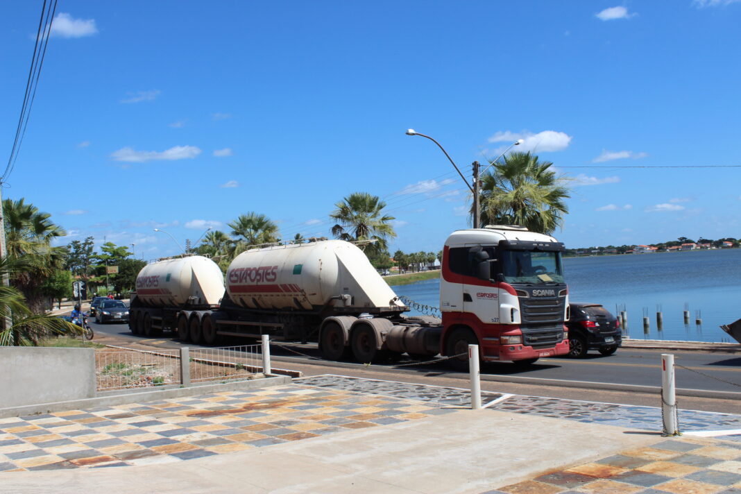 Camión de transporte de carga en una carretera brasileña. Foto ilustrativa.