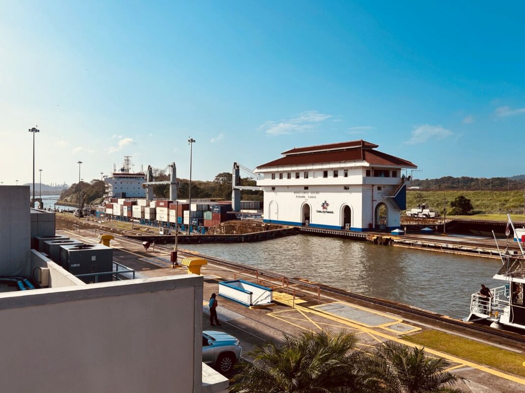 Buque portacontenedores en las esclusas de Miraflores del Canal de Panamá