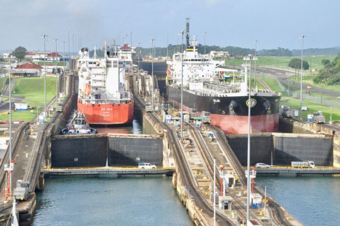 El Canal de Panamá presupuesta 621 tránsitos menos para 2027 y aun así promete US$3.608 millones al Estado Dos buques dentro de las esclusas del Canal de Panamá