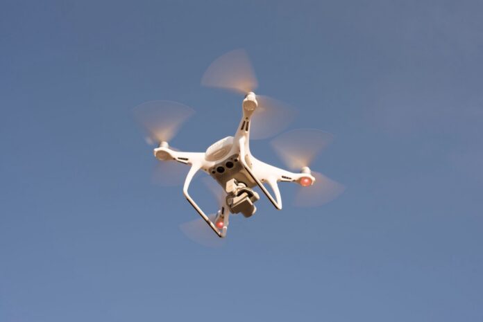 Los drones cerca del aeropuerto Juan Santamaría pasaron de 4 casos en 2025 a entre 10 y 14 este año, y ya frenaron operaciones Dron blanco de cuatro hélices en vuelo contra un cielo azul