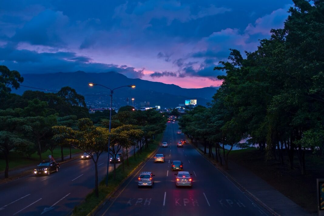 Avenida de Circunvalación en el sur de San José al anochecer