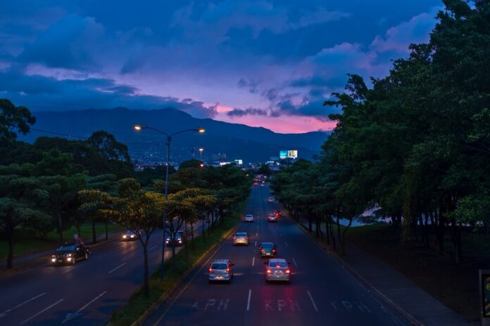 San José pide cuentas al MOPT por el túnel de ¢4.270 millones en Hatillo que se inundó antes de inaugurarse Avenida de Circunvalación en el sur de San José al anochecer