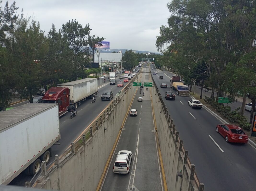 Camiones de carga y automóviles circulan por el Anillo Periférico en la zona 11 de la Ciudad de Guatemala