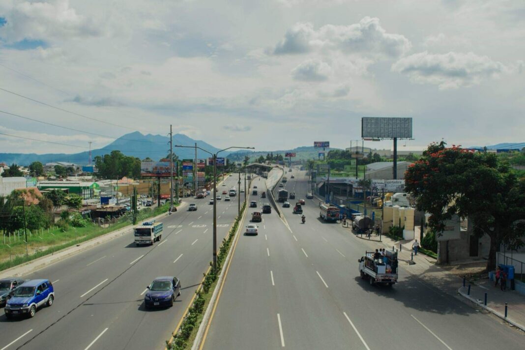 Tráfico de camiones y autos en la autopista CA-9 Sur, a su paso por Villa Nueva, Guatemala