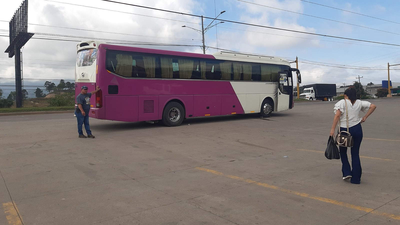 Bus interurbano estacionado en una terminal de Honduras