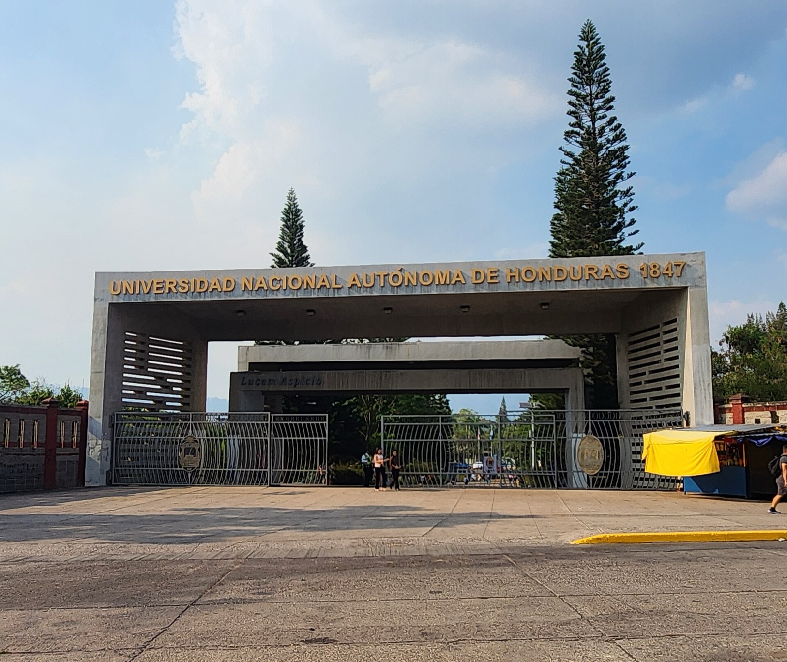Entrada principal de Ciudad Universitaria de la Universidad Nacional Autónoma de Honduras en Tegucigalpa