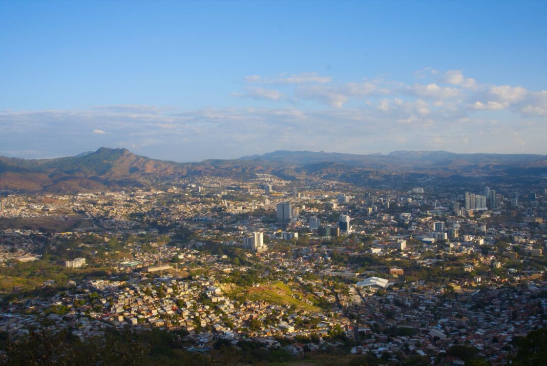 Vista panorámica de Tegucigalpa con las montañas al fondo