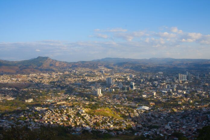La súper pasa de L153 en Tegucigalpa y los transportistas hondureños descartan el paro, pero piden reunión con el presidente Vista panorámica de Tegucigalpa con las montañas al fondo