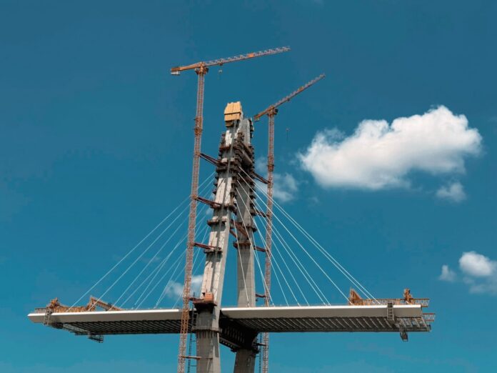 Mitradel paraliza el 90% del Cuarto Puente sobre el Canal de Panamá: la obra suma tres muertes y ahora una caída en Figali Pilón de un puente atirantado en construcción con dos grúas torre