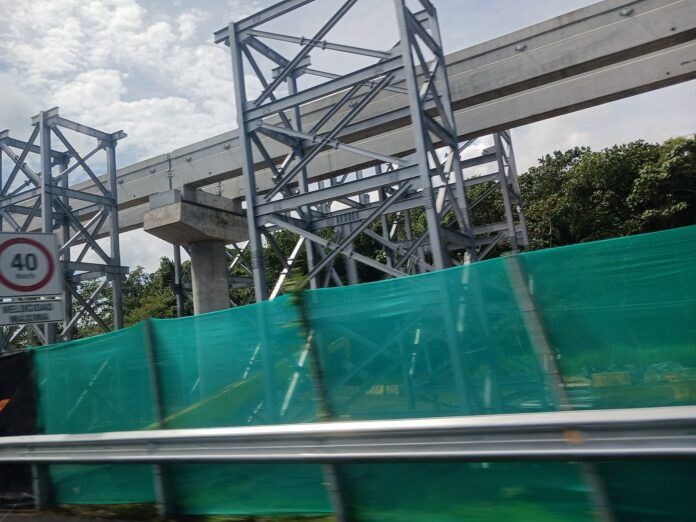 Segunda muerte en un mes en la Línea 3 del Metro de Panamá: un trabajador de 25 años, dentro del túnel de Farfán Estructuras metálicas y viga del monorriel de la Línea 3 en construcción junto a una carretera en Panamá Oeste