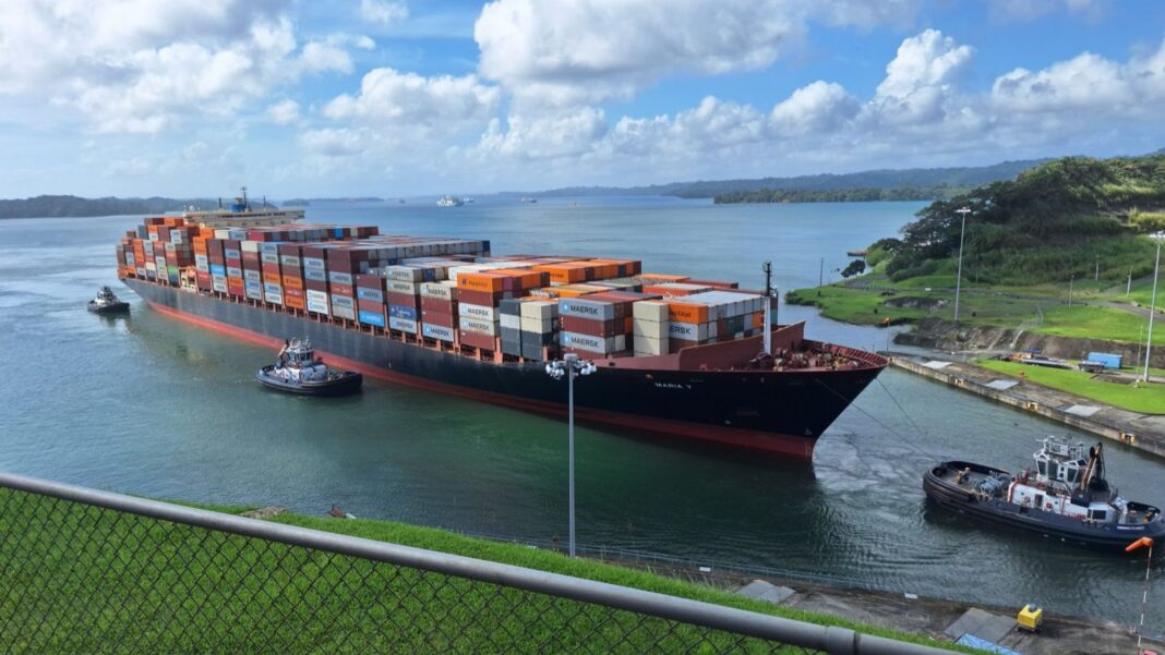 Portacontenedores asistido por remolcadores entra a las esclusas del Canal de Panamá
