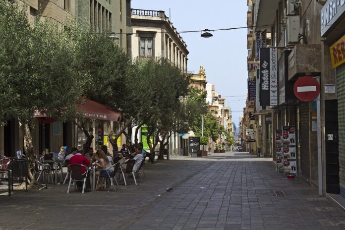 Calle del Castillo, Santa Cruz de Tenerife Calle peatonal del Castillo en Santa Cruz de Tenerife, con comercios, terrazas y arbolado, sin tráfico de vehículos
