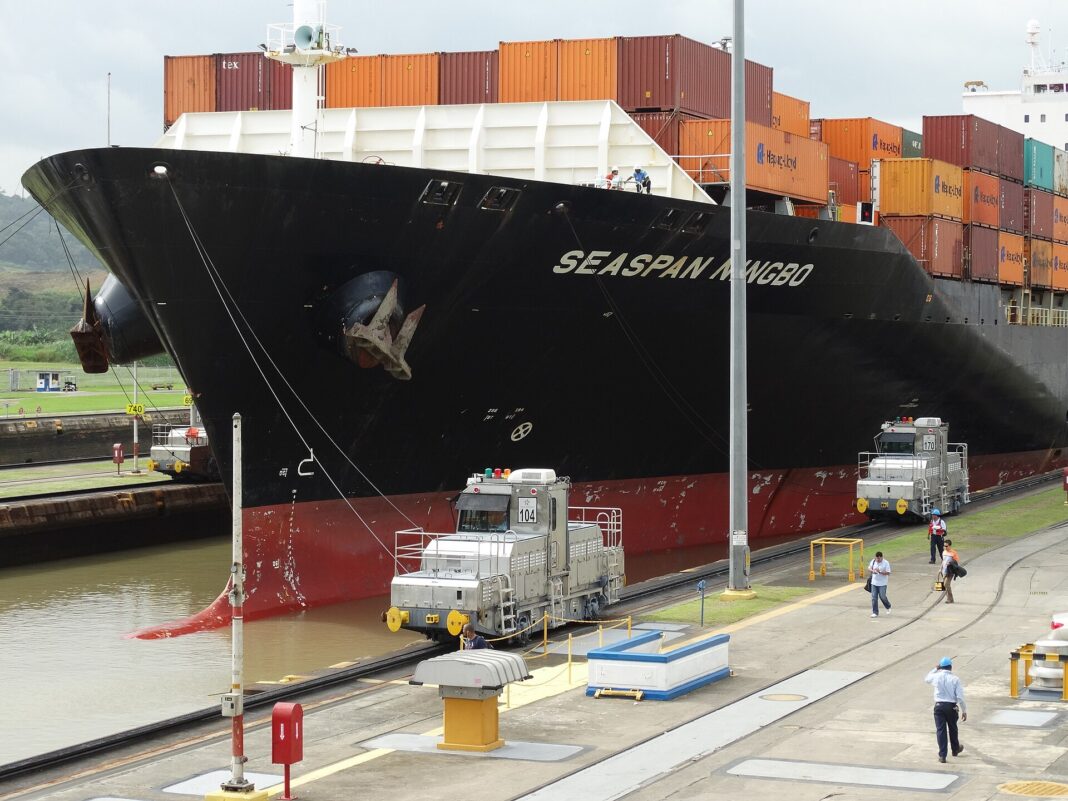 El Canal de Panamá baja a 32 tránsitos diarios y alista otro recorte para octubre Buque portacontenedores siendo remolcado por locomotoras en las esclusas de Miraflores del Canal de Panamá