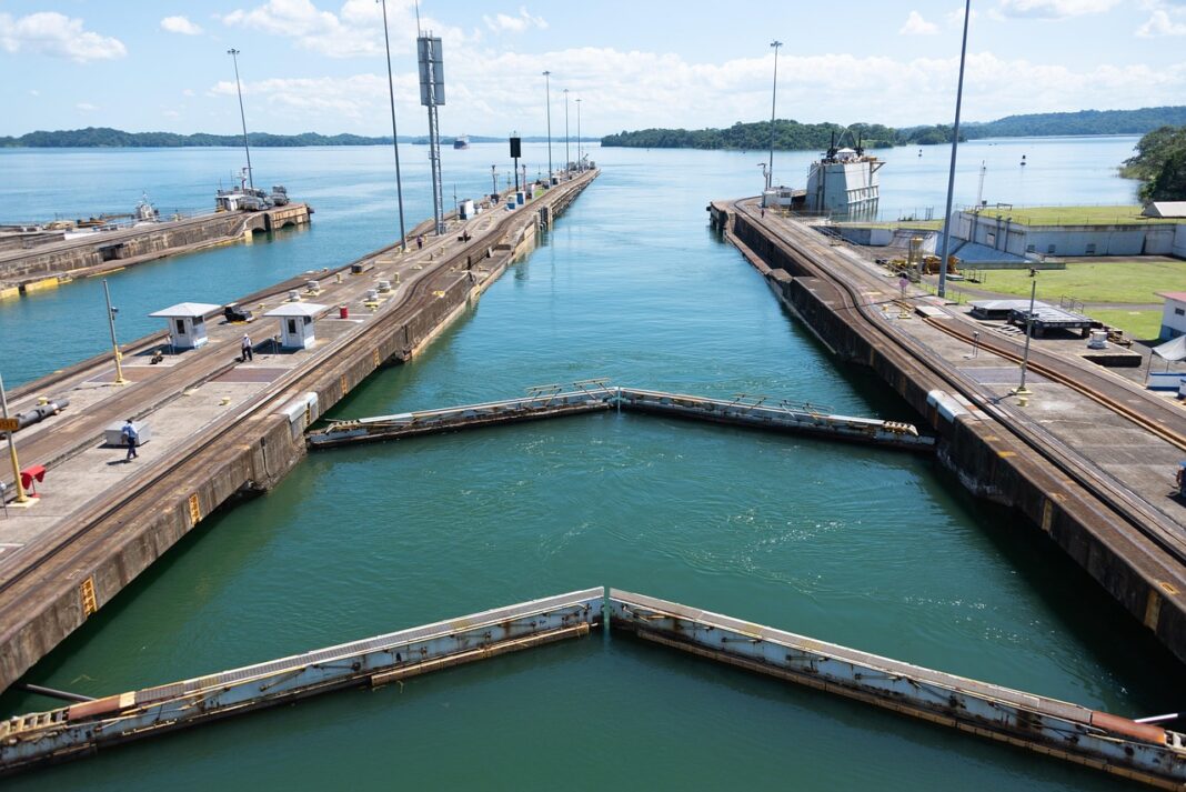 Esclusas de Gatún del Canal de Panamá con las compuertas abiertas hacia el lago
