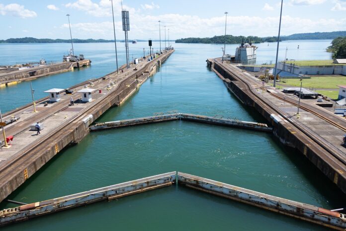 Canal de Panamá sube a 33 tránsitos y da un pie más de calado Esclusas de Gatún del Canal de Panamá con las compuertas abiertas hacia el lago