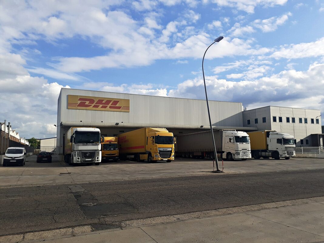DHL compra Open Market en Colombia: 21 bodegas, 120.000 metros cuadrados y 4.100 empleados que cambian de cami