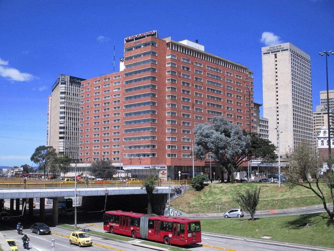 Colombia le puso un agente de carne y hueso a cada fotomulta móvil BOG Av calle 26 carrera 10 Bogotá Puentes y bus de Tranmsilenio — imagen ilustrativa