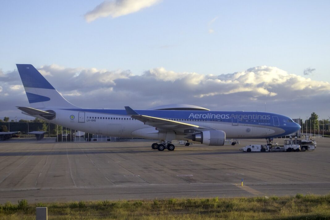 Airbus A330 de Aerolíneas Argentinas estacionado en la plataforma del aeropuerto de Madrid